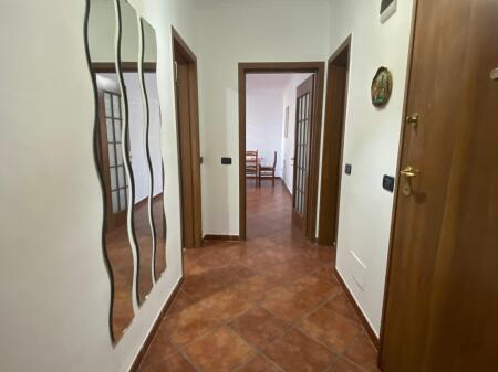 📢 Jepet me qira apartament 2+1 në qendër!