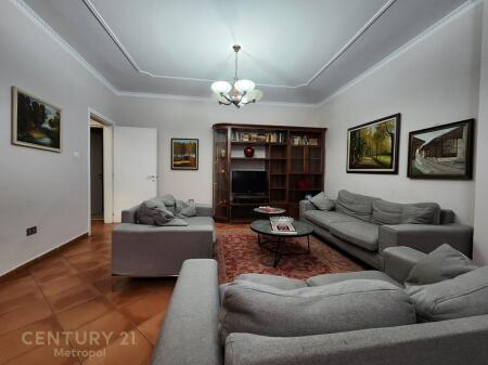 JEPET ME QERA APARTAMENT 2+1 TEK RRUGA MUHAMET GJOLLESHA!
