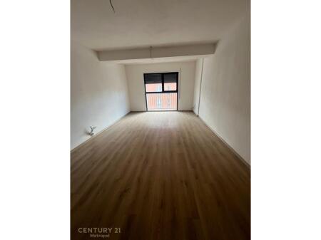 Apartment 2+1+2+ parking space, for residence or office on Bulevardi i Ri !