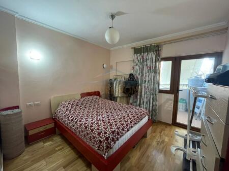 Shitet Apartament 2+1, Komuna e Parisit