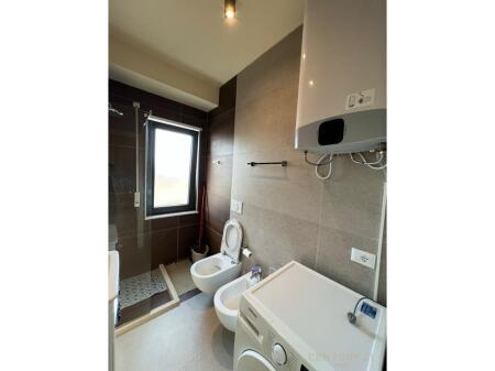 Jepet me qira apartament 1+1 me post parkimi në qendër të Tiranës