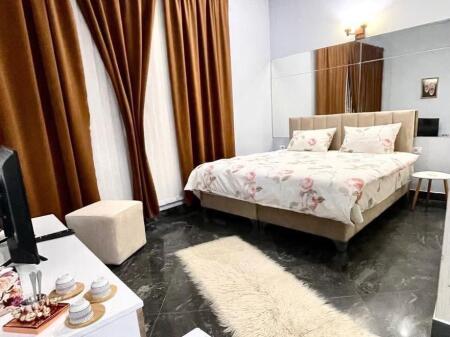 Jepen 2 garsoniere me qera te pershtatshme per air bnb