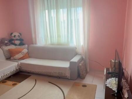 Jepet me qera apartamenti 3+1 ,Ali demi, prane sophie bar  Cmimi: 550 mije leke 