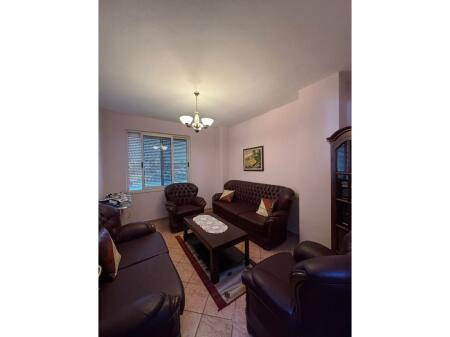 Jepet me Qira Apartament 3+1+2 me Post Parkimi në zonën e Shkollës së Baletit, Tiranë 750 € /Muaj