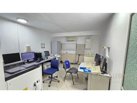 Jepet me Qira Godinë Multifunksionale në Zonën e Spitalit Ushtarak – Ideale për Klinika dhe Qendra Shëndetësore