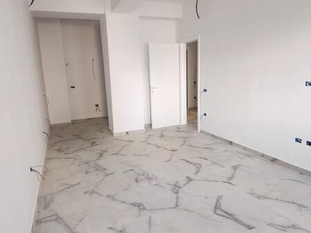 In vendita 2+1+2+posto auto lago secco vicino a Radison