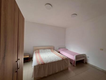 Dogana, appartamento 1+1 in affitto, primo piano casa privata (32.000 leke)
