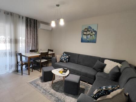 Buze Rruges Fortuzi, Jepet Me Qira Apartament 3+1 I Sapo Mobiluar!