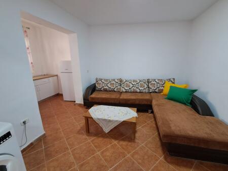 JEPET ME QIRA – KATI I PARË I NJË VILE 1+1 📍 Lagjia nr.10 (Lagjia e Re) – Durrës