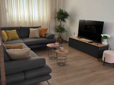 JEPET ME QERA APARTAMENT 2+1 "TE KAFE FLORA,RRUGA E DURRESIT" 950 EURO ( I DISKUTUESHEM)