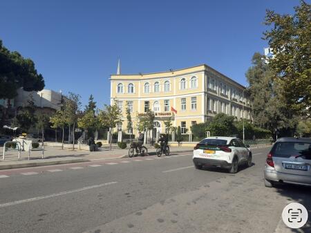 Shitet , Ambient Biznesi , Rruga e Dibrës, te Medresë së Tiranës