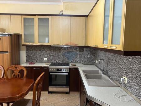 Jepet me qira apartament 2+1 tek kthesa e kamzes.!
