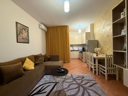 🏡 JEPET ME QIRA APARTAMENT 1+1 – QENDRA, PRANË POLIKLINIKËS 📍 Qendra – Durrës