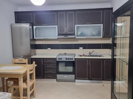 🏢Presso la Procura di Tirana, Via Haxhi Hysen Dalliu, si affitta appartamento 1+1, arredato 50,000 Leke    