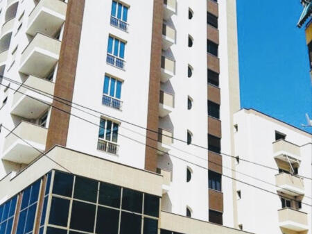 Shitet apartament i mobiluar 1+1, pallat i ri