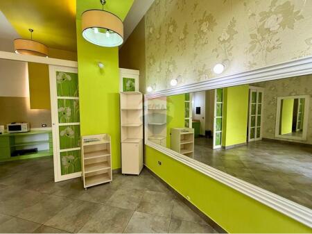 Ambient komercial me qira tek Komuna e Parisit