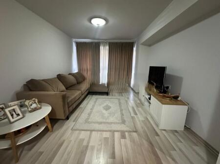 Shitet apartament 2+ 1 te Mbi kalimi i Komunes se Parisit 160,000 €