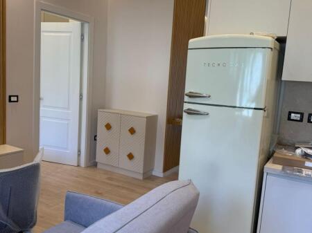 📣 Affittasi Appartamento 1+1 📍 Centro Tirana – Inizio della Via di Dibrë 🏢 2° piano con ascensore 💶 Prezzo: 700 € / mese