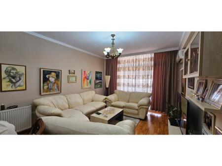 Komuna e Parisit , Shitet Apartament 2+1+2 dhe Post Parkimi!
