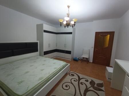 Apartament 3+2+1 në Kinostudio me qera 500€