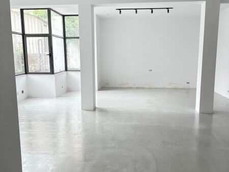 Locale commerciale in affitto 100m2 piano terra nel centro di Tirana Via Ibrahim Tukiqi. Il locale è adatto per attività come uffici, cliniche, agenzie ecc. Condizionatori nuovi, verniciatura appena fatta, finitura in microcemento. Il locale ha un bagno. L'illuminazione è naturale. Superficie: 100m2 Prezzo 900€/mese