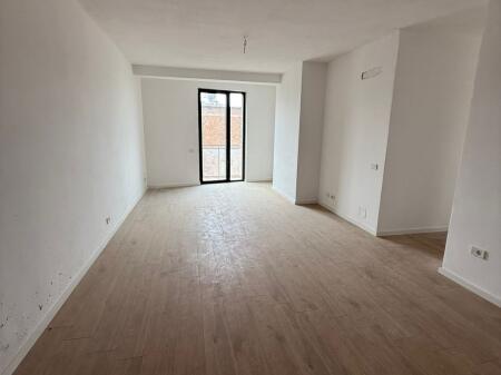 Ambient Zyre me Qira – Golden Tower, Rr. Mine Peza