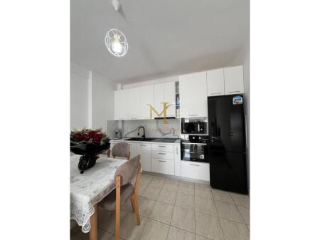 Ofrohet Per Qera Apartament 2+1 me pamje deti , Plazh Durres !!