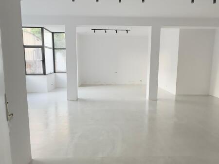 Jepet me qira ambient biznesi – 100 m², kati përdhe 📍 Vendndodhja: Qendër, Rruga Ibrahim Tukiqi