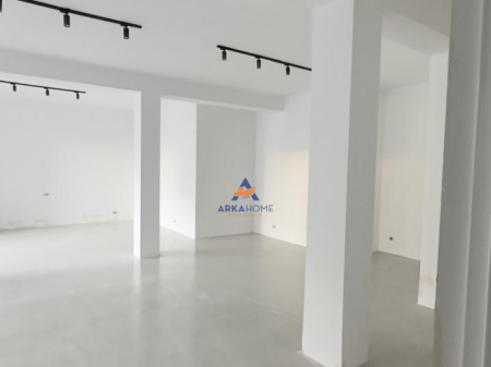 JEPET ME QERA AMBIENT PER ZYRA 99M2 "RRUGA IBRAHIM TUKIQI,QENDER" 900 EURO