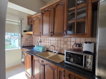 🏡 Apartament 2+1 me Qira – Rruga e Elbasanit 🌳
