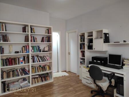 Apartament 2+1+2 me Dritë Natyrale pranë Qendrës.