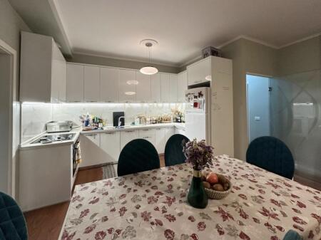 Apartament me qira 2+1+2+ 2 Ballkone  tek Kopshti Botanik