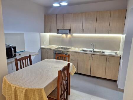 JAPIM ME QERA 2+1 NE RRUGEN FORTUZI PRANE QENDRES! 600 € /Muaj