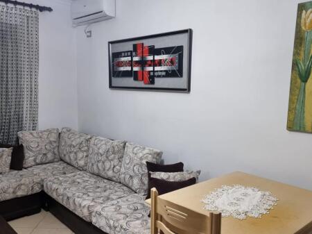 Jepet me qera Apartamenti 1+1 . rruga haxhi hysen daulliu , prane prokurorise  500 mije leke
