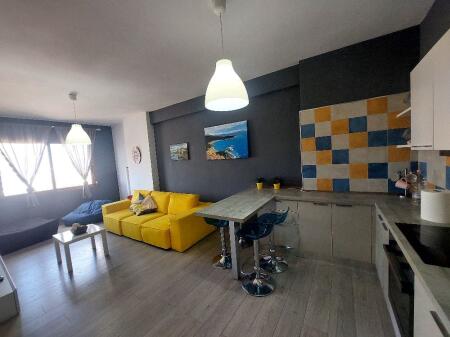 Shitet apartament 1+1 në lagjen “29 Nëntori”, pranë shkollës “Ali Demi”