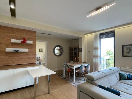 APARTAMENT 2+1+2 +POST PARKIMI PRANE SHKOLLES SE KUQE