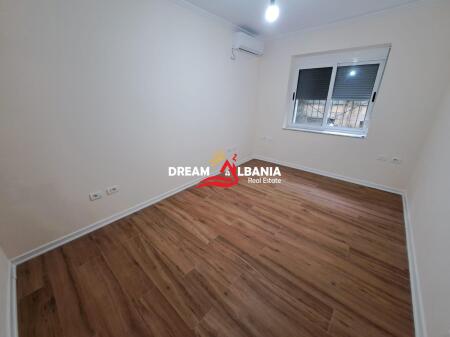 Ambient biznesi ne shitje ne rrugen e Durresit ne afersi te Ministrise se Arsimit ne Tirane (ID 4129433)