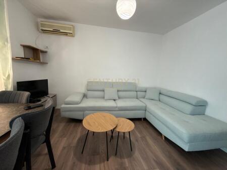 JEPET ME QIRA APARTAMENT 1+1 PRANE SHKOLLES SE BALETIT! 500 € /Muaj