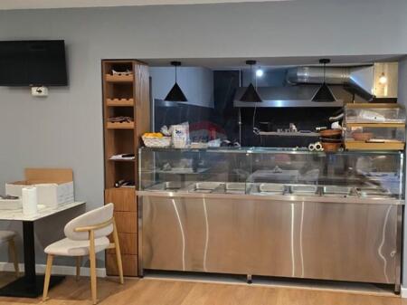 Shitet biznes Bar-Kafe & Mense në Komunën e Parisit