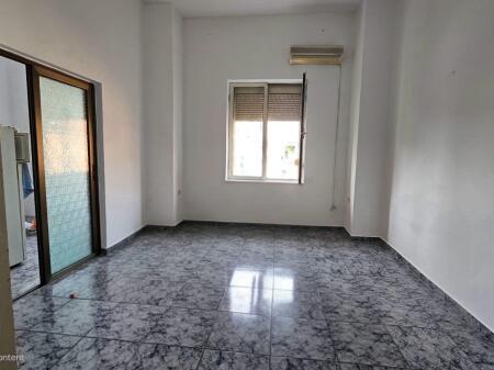 Jepet me qira ambjent 2+1 per zyra - Pallatet Shallvare