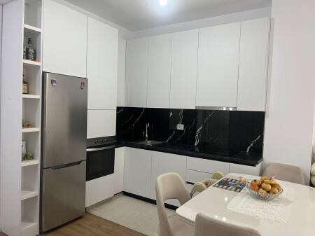Ne zonen e Ali Demit,Rezidenca Kaimi jepet me qera apartament 1+1,i mobiluar.45,000Leke