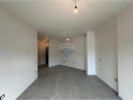 ofroj apartament 2+1 per shitje tek liqeni thate.