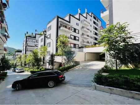 Jepet me qira apartament 2+1+post parkimi
