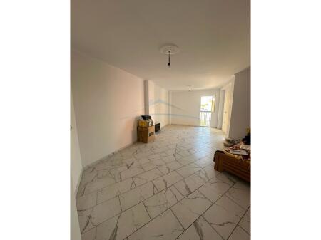 Shitet, Apartament 1+1, Rruga Mine Peza, Tiranë. Apartamenti ndodhet në një pallat të ri me ashensor.