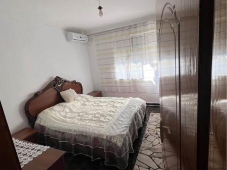 Jepet Apartament me qira 2+1+ballkon Xhamllik