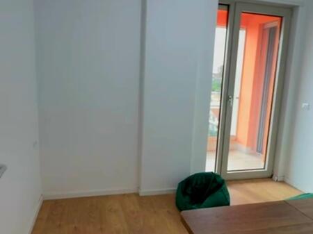 ZYRE ME QIRA ZOGU I ZI 900 EURO