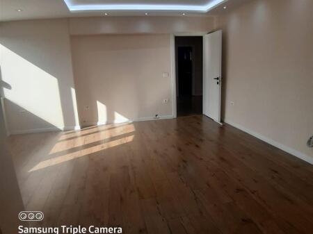 ZYRE ME QERA 90 M2 QENDER 900 EURO