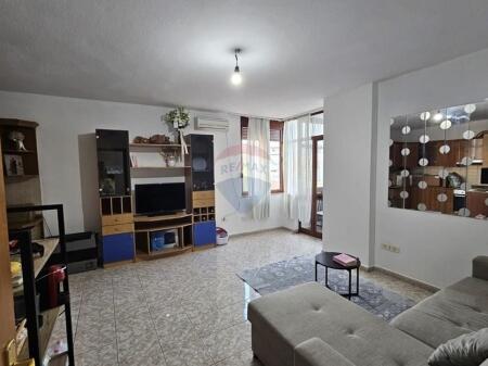 Jepet me qira apartament 1+1 i pozicionuar në një nga zonat më të kërkuara të Tiranës, vetëm pak minuta nga Qendra