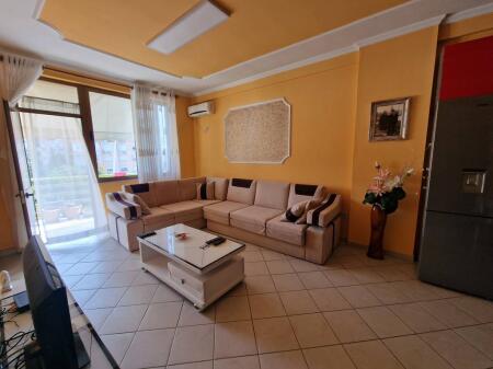 Qendër, Tiranë- Jepet me qira apartament 2+1+2!
