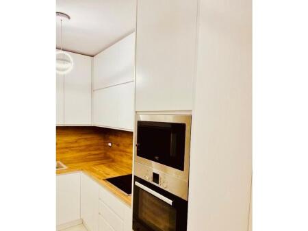 Appartamento 2+1+1 con balcone in affitto al Boulevard Zogu i 1!